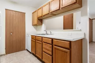 3693 Colony Hill Dr, Zanesville, OH 43701 - Photo 11