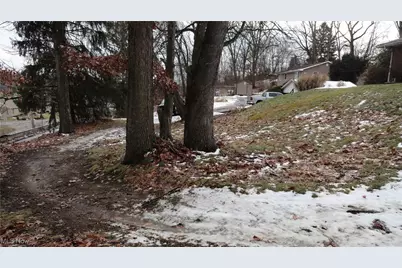 24 Hawthorne Lane, Chester, WV 26034 - Photo 5