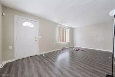 18851 Raymond Street, Maple Heights, OH 44137 - Photo 5