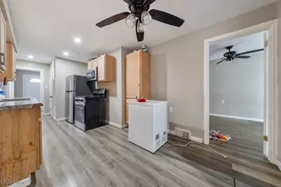 18851 Raymond Street, Maple Heights, OH 44137 - Photo 9