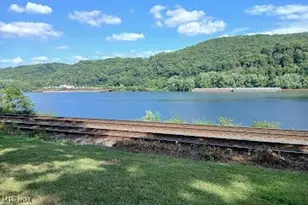 909 Riverside Ave, Wellsville, OH 43968 - Photo 3