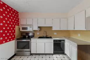 4542 Camelot Cir, Green, OH 44685 - Photo 7