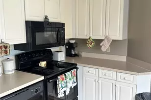 365 Village Pointe Dr, Akron, OH 44313 - Photo 7