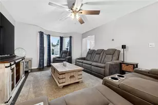 100 Pembridge Ct, Sheffield Lake, OH 44054 - Photo 11