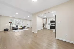 3375 Darbyshire Dr, Canfield, OH 44406 - Photo 9