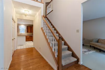 8955 Stoneybrook Drive, Grandview Heights, OH 44147 - Photo 7