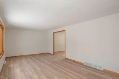 2218 Hiddenbrook Street NE, Canton, OH 44721 - Photo 5