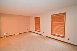 583 Wyndclift Cir, Austintown, OH 44515 - Photo 5