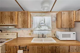 13009 Kevin Ln, Chardon, OH 44024 - Photo 9