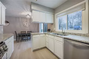 26948 Southwood Ln, Olmsted Twp, OH 44138 - Photo 9