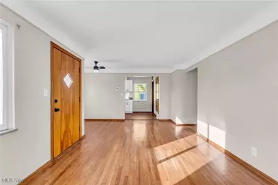 12521 Park Knoll Drive, Garfield Heights, OH 44125 - Photo 7