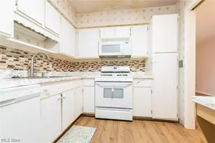 2112 Acacia Park Dr, Lyndhurst, OH 44124 - Photo 9