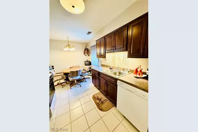 359 Quarry Lane Drive SW, Howland, OH 44483 - Photo 5