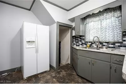 241 24th Street NW, Barberton, OH 44203 - Photo 3