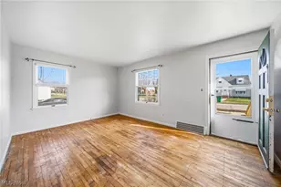 352 E 328th St, Willowick, OH 44095 - Photo 11