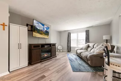 868 Tollis Parkway #A-L, Grandview Heights, OH 44147 - Photo 3