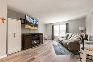 868 Tollis Pkwy, Grandview Heights, OH 44147 - Photo 3