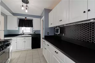 518 E 305th St, Willowick, OH 44095 - Photo 9