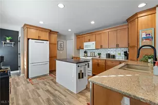 2248 Hivue Dr, Green, OH 44312 - Photo 7