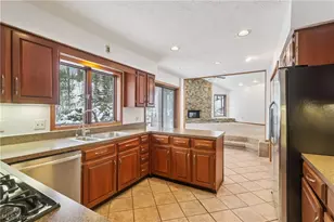 680 Rocky Hollow Dr, Akron, OH 44313 - Photo 9