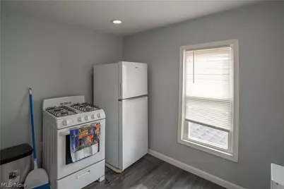 557 W Hopocan Avenue, Barberton, OH 44203 - Photo 17