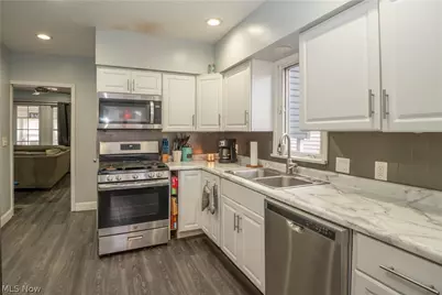 557 W Hopocan Avenue, Barberton, OH 44203 - Photo 9