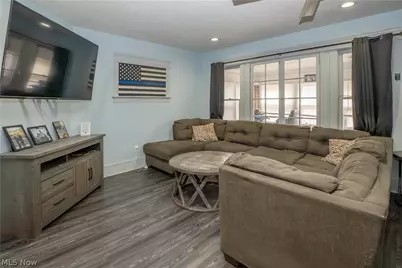 557 W Hopocan Avenue, Barberton, OH 44203 - Photo 5