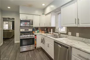 557 W Hopocan Ave, Barberton, OH 44203 - Photo 7