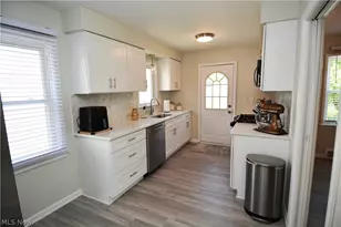 32113 Dickerson Rd, Willowick, OH 44095 - Photo 9