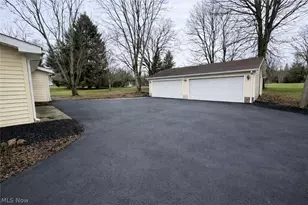 18832 Maplewood Ln, Chagrin Falls, OH 44023 - Photo 3