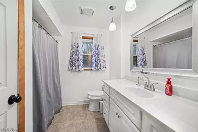 1215 Pleasant Valley Drive NE, Warren, OH 44483 - Photo 7