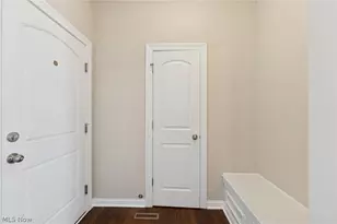 866 Somerby Cir, Uniontown, OH 44685 - Photo 3