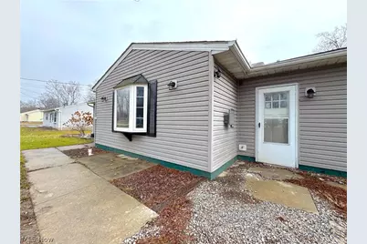 18066 Hillcrest Drive, Lake Milton, OH 44429 - Photo 3