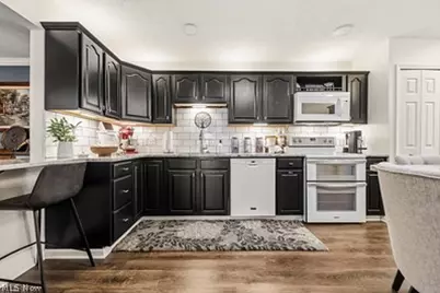 637 Hunters Trail, Akron, OH 44313 - Photo 17