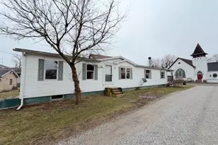 527 W 3rd St, Uhrichsville, OH 44683 - Photo 25