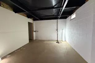 527 W 3rd St, Uhrichsville, OH 44683 - Photo 21