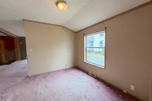 527 W 3rd St, Uhrichsville, OH 44683 - Photo 5