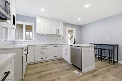 295 E 276th Street, Euclid, OH 44132 - Photo 5