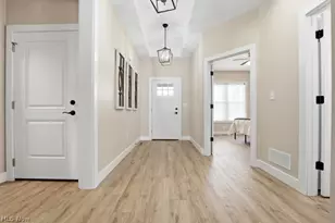 911 Dogwood Dr, Hubbard, OH 44425 - Photo 3