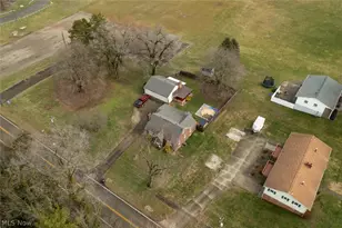 1402 S Chapel St, Louisville, OH 44641 - Photo 3