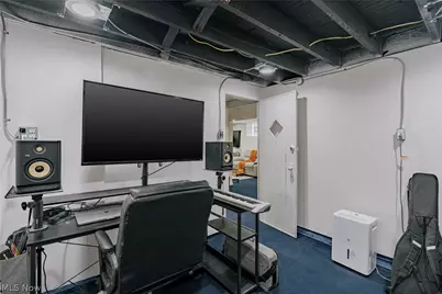 4602 Beta Avenue, Newburgh Heights, OH 44105 - Photo 35