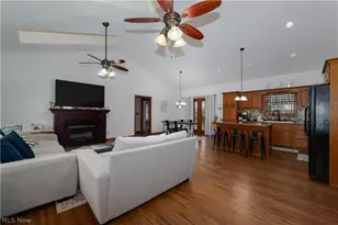 407 31st St SW, Barberton, OH 44203 - Photo 3