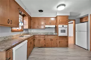 2463 Derbyshire Rd, Cleveland Heights, OH 44106 - Photo 17