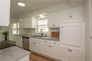 781 Leeman Dr, New Franklin, OH 44319 - Photo 9