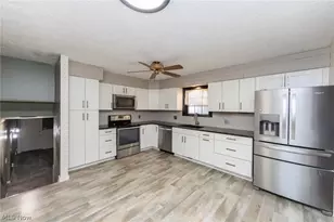 1010 Royal Dr, Amherst, OH 44001 - Photo 7