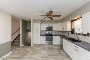 1010 Royal Dr, Amherst, OH 44001 - Photo 9