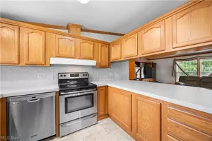 354 Pin Oak Cir, Elyria, OH 44035 - Photo 5