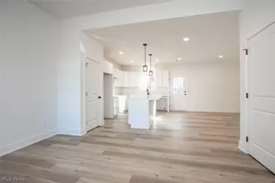 5595 Walnut St, Mentor on the Lake, OH 44060 - Photo 3