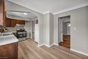 21601 Gardenview Dr, Maple Heights, OH 44137 - Photo 9