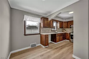 21601 Gardenview Dr, Maple Heights, OH 44137 - Photo 7